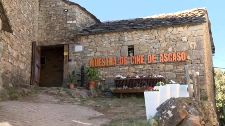 La 'Muestra de cine más pequeña del mundo' ya se ha inaugurado en Ascaso, Huesca.