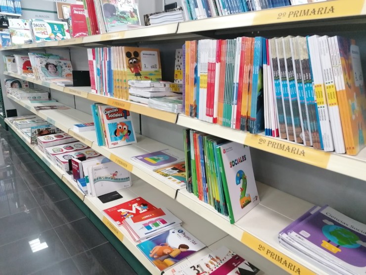 Una estantería con libros de texto de Educación Primaria. / Europa Press