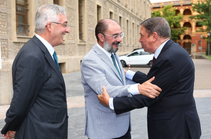 El presidente de Aragón, Javier Lambán, junto al ministro de Agricultura, Luis Planas, y el consejero de Agricultura en Aragón, Joaquín Olona. / Gobierno de Aragón.