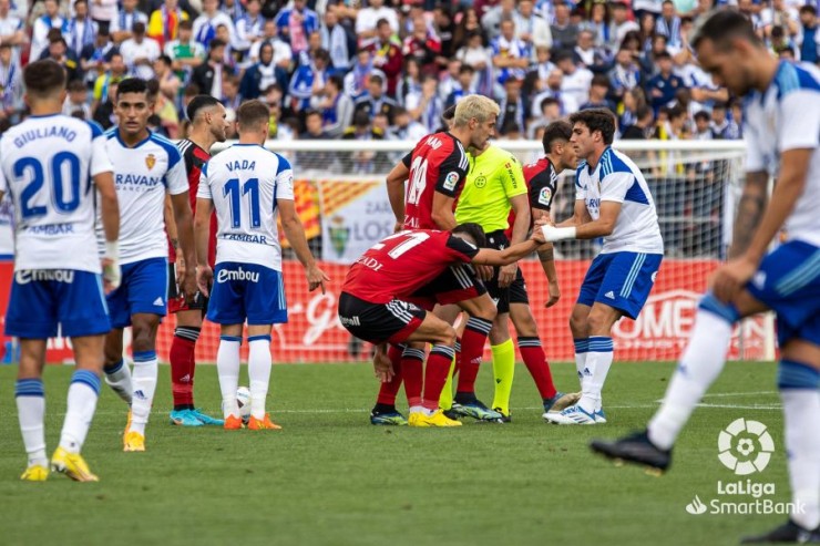 Iván Azón ayuda a levantar a un jugador del Mirandés durante el encuentro del pasado sábado.