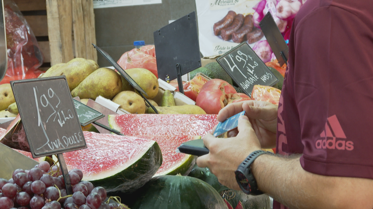 Un hombre compra fruta en el Mercado Central de Zaragoza.