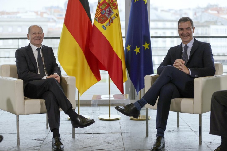 El presidente del Gobierno, Pedro Sánchez (d), y el canciller alemán Olaf Scholz (i) durante la cumbre hispano-alemana. / EFE