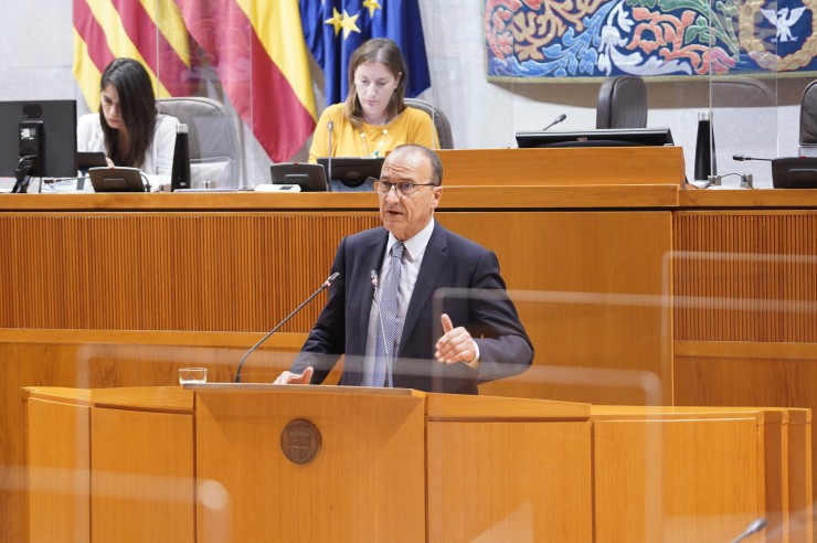 El consejero de Educación, Felipe Faci, durante su intervención en el pleno de las Cortes de Aragón./ Cortes de Aragón.