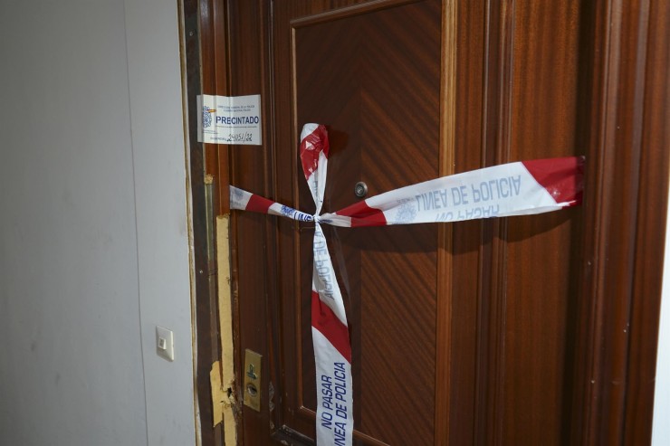 Imagen de la entrada a la vivienda donde han ocurrido los hechos. (EFE/Rafael España)