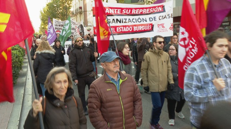 Cientos de personas marchan contra el fascismo en Zaragoza.