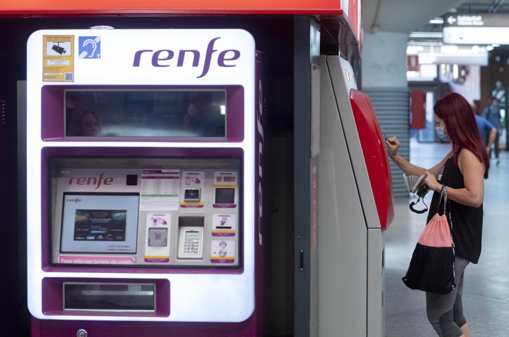 Una pasajera compra un billete en una taquilla automática de Renfe. (Alberto Ortega / Europa Press)