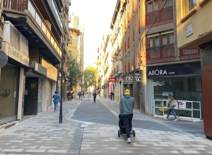 Primeros peatones en la nueva calle San Miguel, en Zaragoza. / Ayuntamiento de Zaragoza