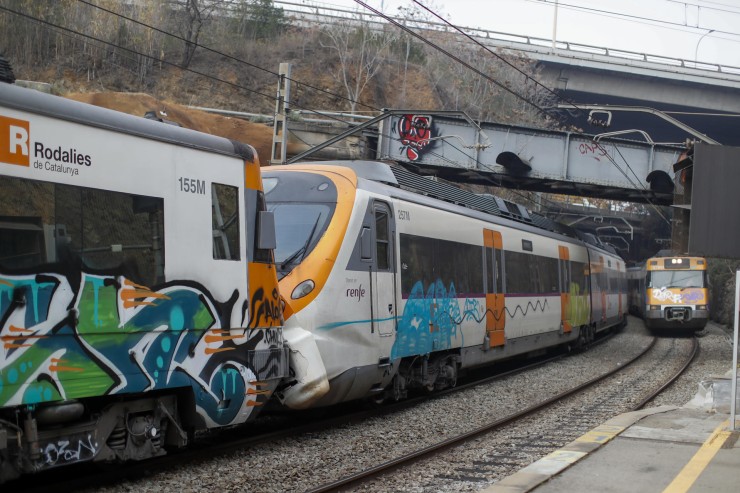 Aspecto de los dos trenes siniestrados este miércoles en la estación de Montcada i Reixac (Barcelona). / EFE