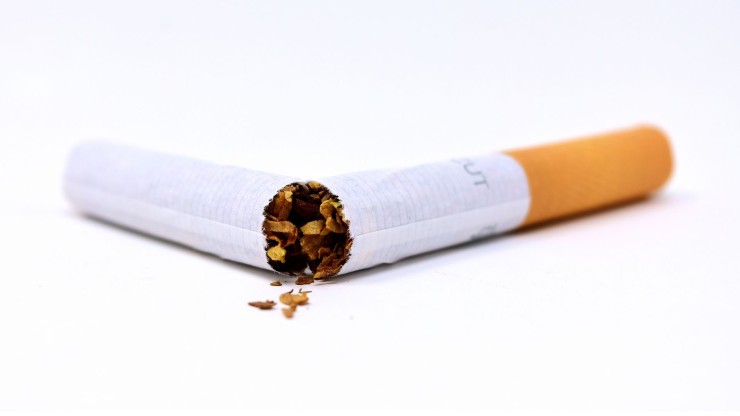 Nueva Zelanda aprueba una ley que prohibirá fumar a todos los nacidos a partir de 2009.