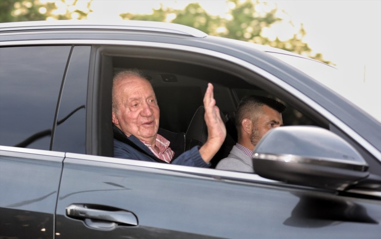 El rey emérito Juan Carlos I a su salida de Madrid con dirección Abu Dabi tras su visita a España en mayo de 2022. / EP.