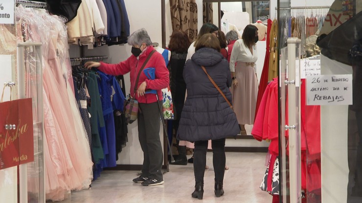 Clientas en una tienda textil. / Aragón TV