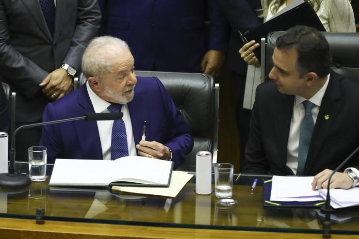 Lula da Silva junto al presidente del Congreso, Rodrigo Pacheco en un momento de la ceremonia de investidura como presidente. (EFE/ Jarbas Oliveira)