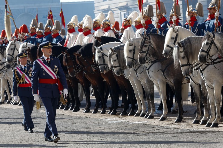 El rey Felipe VI pasa revista a las tropas durante la celebración de la Pascua Militar este viernes en la plaza de la Armería de Madrid, frente al Palacio Real. EFE/ Chema Moya.