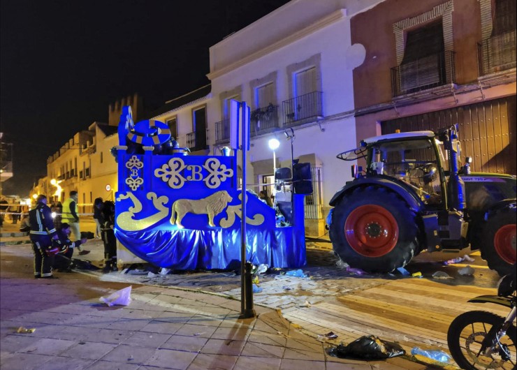 Estado de la carroza de la Cabalgata de Reyes de Marchena tras arrollar a seis personas./ EFE-Fermín Cabanillas.