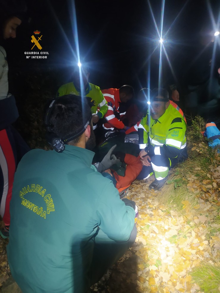 Imágenes del rescate del ciudadano alemán accidentado en Puértolas. / Guardia Civil