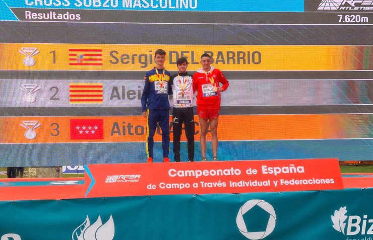 Sergio del Barrio posa con su medalla de oro en el podio de Ortuella. Foto: RFEA