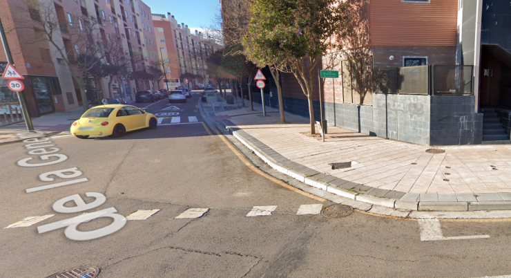Intersección de un carril bici en la calle El Maquinista de la General. / Google Maps