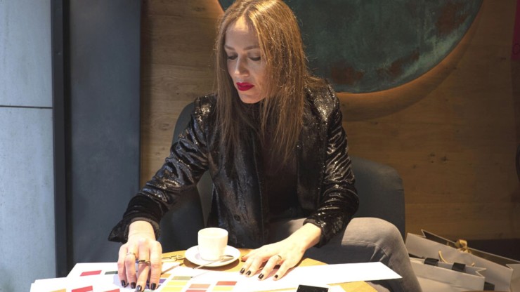 Ana Plaza, estilista, realiza análisis de color en Zaragoza.