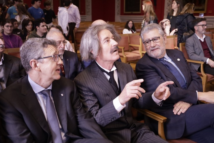 El actor que ha interpretado a Einstein, durante la visita al Paraninfo. / Universidad de Zaragoza