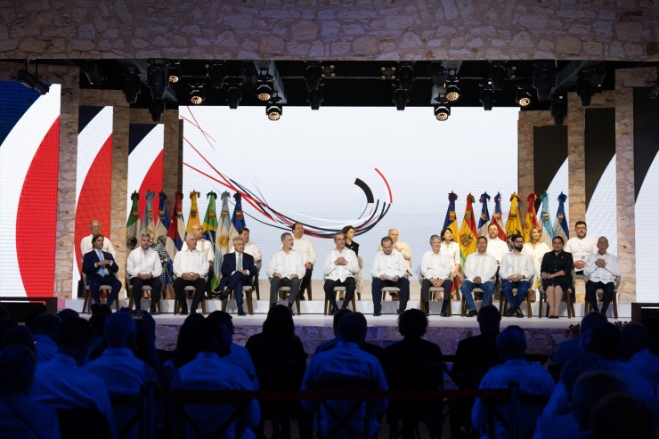 El Rey, Pedro Sánchez y los líderes iberoamericanos durante un acto de la Cumbre