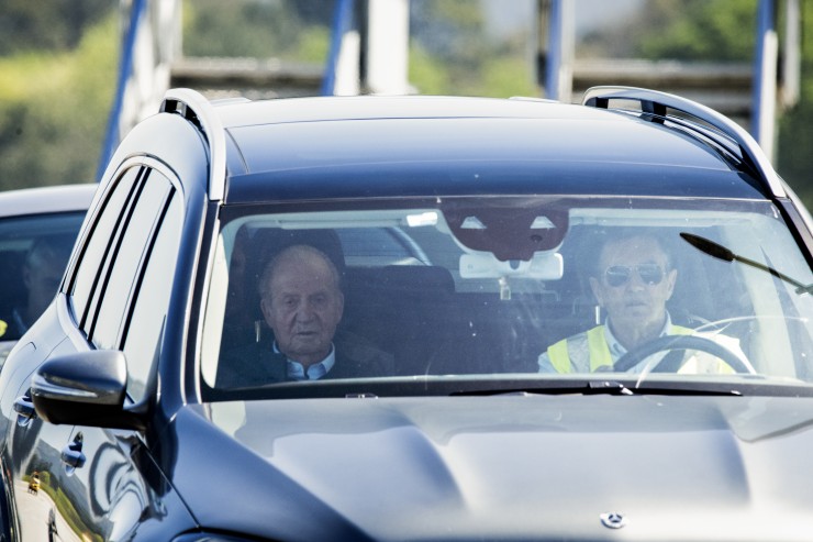 El rey emérito Juan Carlos I a su llegada este miércoles al aeropuerto de Peinador (Vigo) procedente de Londres. / EFE