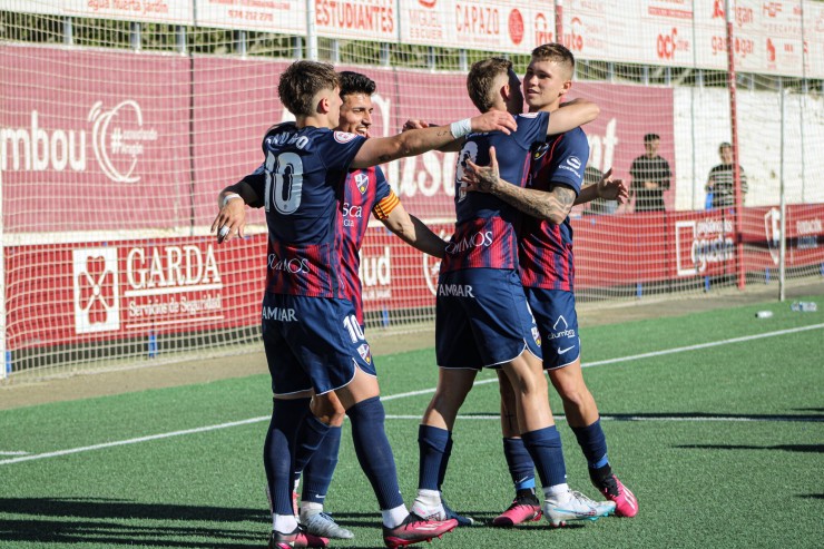 Celebración del primero de los goles de la SD Huesca B. Foto: SD Huesca
