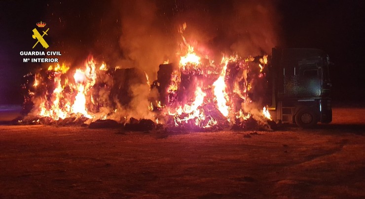 El camión y su remolque han ardido completamente. | Guardia Civil