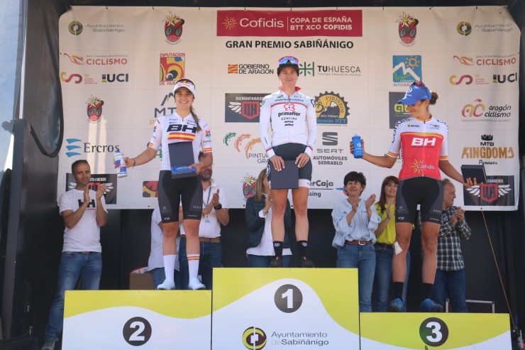 Imagen del podio femenino tras la disputa de la prueba de Sabiñánigo. Foto: RFEC