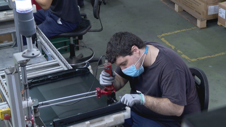Un joven con discapacidad trabaja en una fábrica aragonesa.