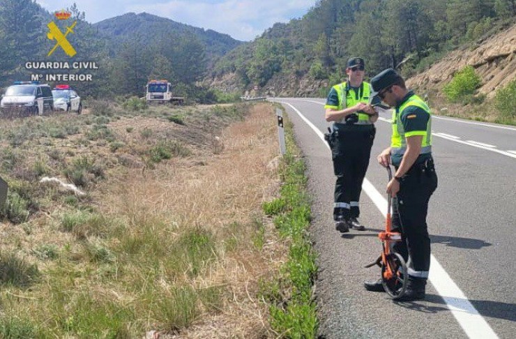 Varios agentes en el lugar del accidente en Puente de Montañana (Huesca). / Guardia Civil