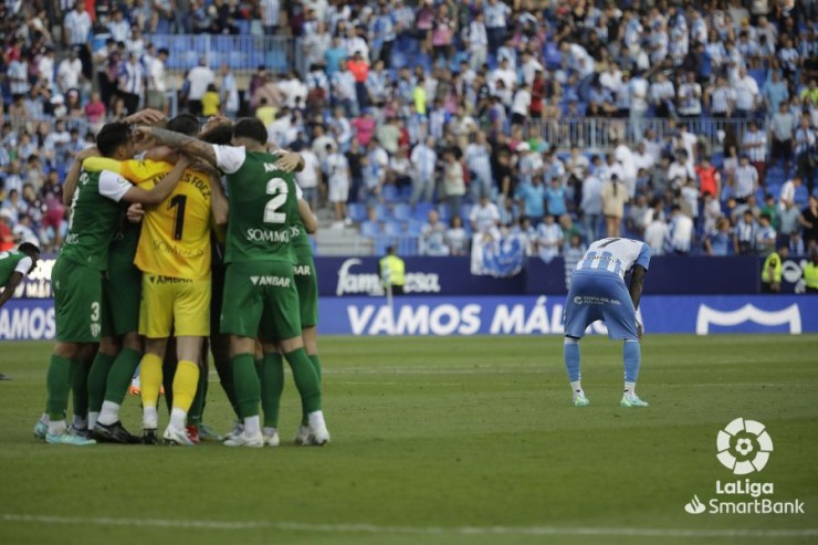 Piña de los jugadores de la SD Huesca, entre ellos Andrés. Foto: LaLiga