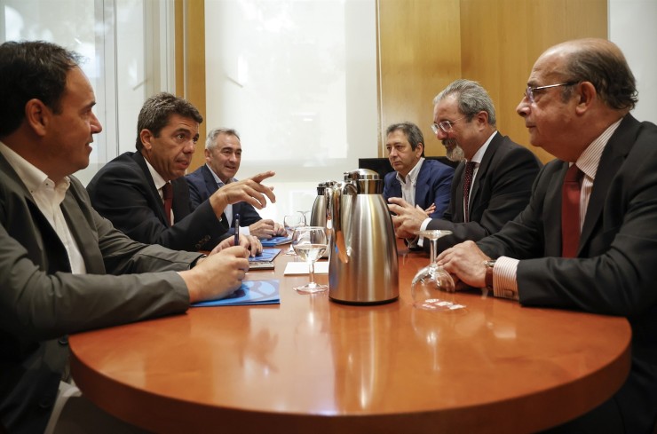 Reunión entre los representantes del PP y de Vox e Comunidad Valenciana. / Europa Press.