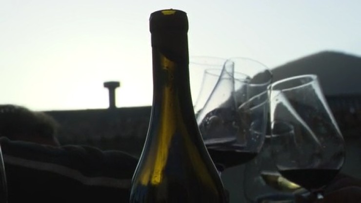Brindis con vino en Almonacid de la Sierra.