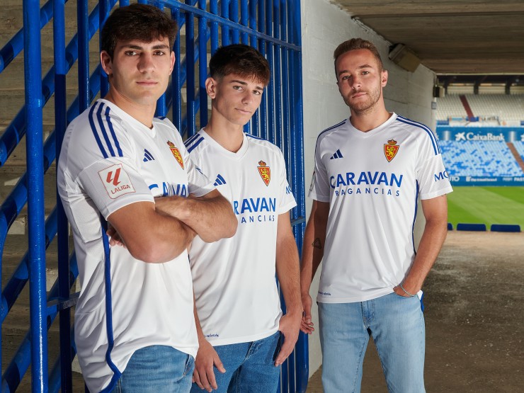 Azón, Sans y Aguado, posando con la nueva camiseta del Real Zaragoza: Foto: Tino Gil, RZ
