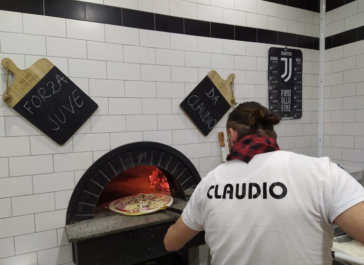 Claudio Testa trabaja en una de sus pizzerias