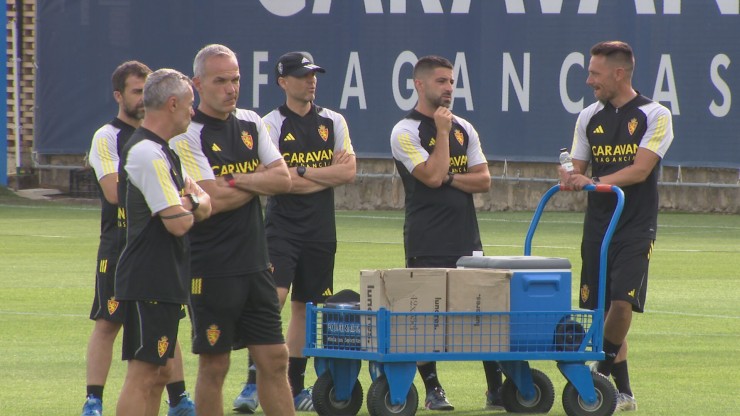 El cuerpo técnico del Real Zaragoza durante el entrenamiento de este lunes.