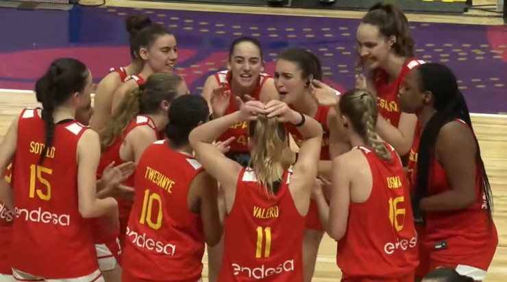 Las jugadoras de la selección española U18 celebran su bronce en el Europeo.