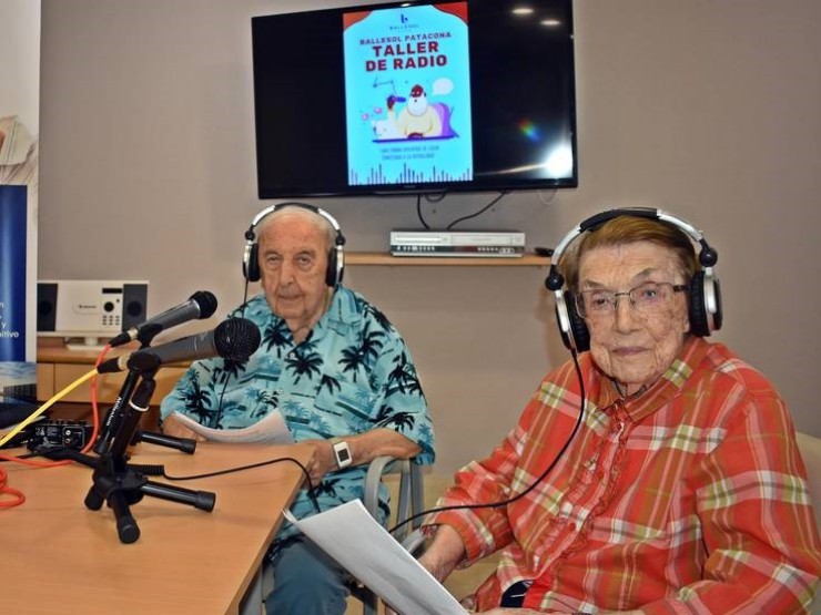 Milagros Castellá en el taller de radio-pódcast entre los ancianos de la residencia Ballesol de la Playa de la Patacona (València) / Remitida Movet