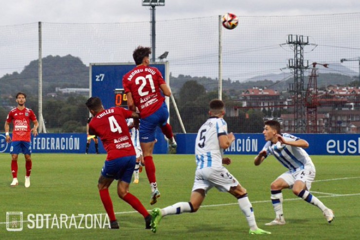 Andreu Guiu intenta rematar un balón en un lance del partido en Zubieta. Foto: SD Tarazona