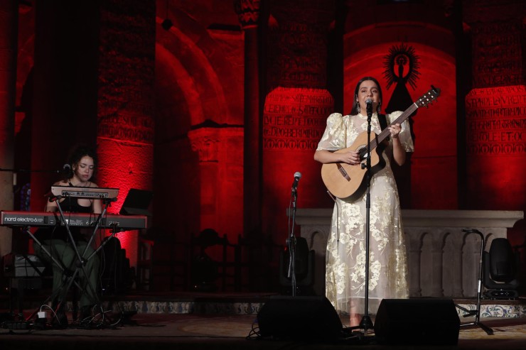 La cantante y compositora canaria Valeria Castro, en el concierto de 'Veruela Verano'. / EFE - Javier Belver