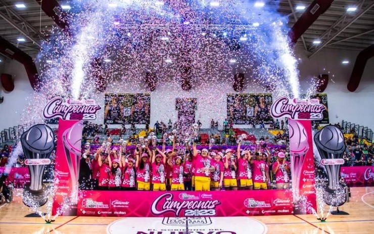 Las Adelitas de Chihuahua celebran el título de campeonas.