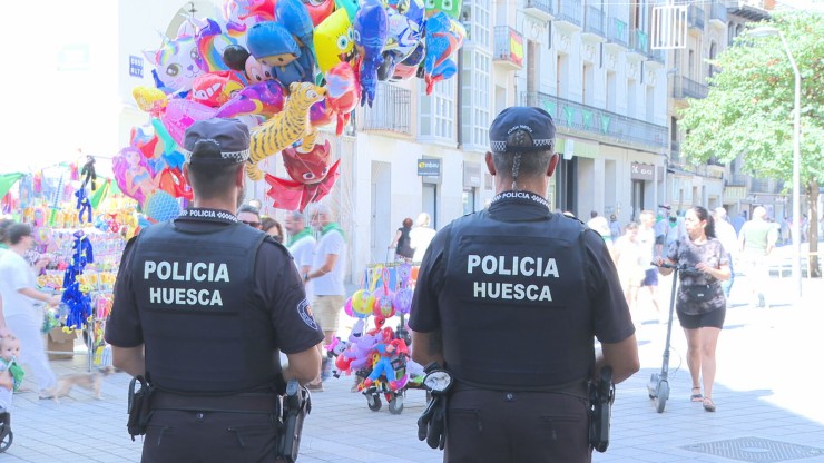 Vigilancia policial en la calles durante las fiestas de San Lorenzo en 2022.