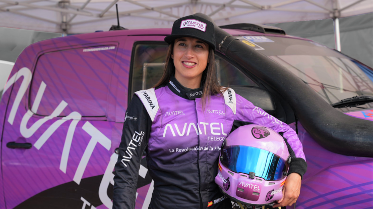 Mónica Plaza posa con los colores de su equipo. Foto: Avatel Racing Team