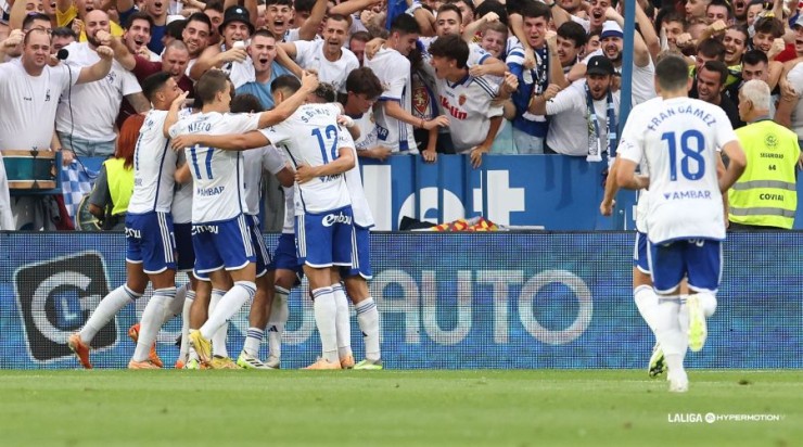 Los jugadores del Real Zaragoza celebran un gol.