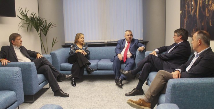 Cerdán y Puigdemont, acompañados de Iratxe García, Jordi Turull y Javier Moreno. / PSOE-EFE