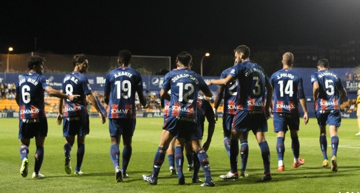 Los jugadores de la SD Huesca celebran uno de los goles de la victoria en Alcorcón. Foto: LaLiga