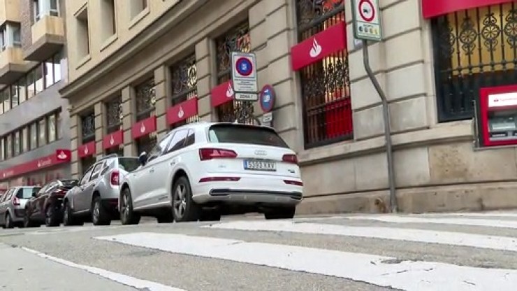 Varios modelos de vehículos SUV aparcados en Zaragoza