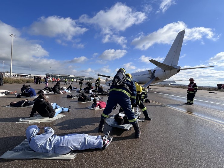 El ejercicio ha simulado el accidente de un avión con 81 personas a bordo, de los que 74 eran pasajeros y siete tripulantes. / AENA