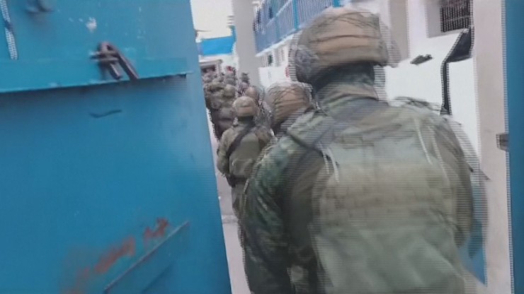 Militares entrando en la Penitenciaría del Litoral.