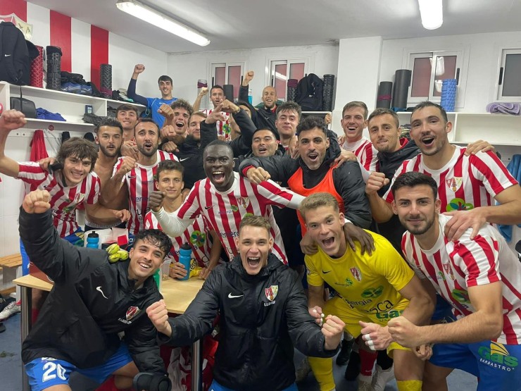 Barbastro celebrando su victoria por 3-0 ante el Náxara. Foto: Twitter UD Barbastro